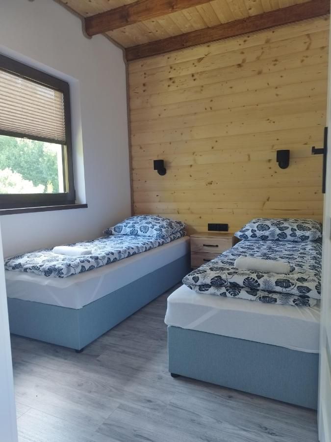 Druga sypialnia z dwoma pojedynczymi łóżkami i oknem na ogród